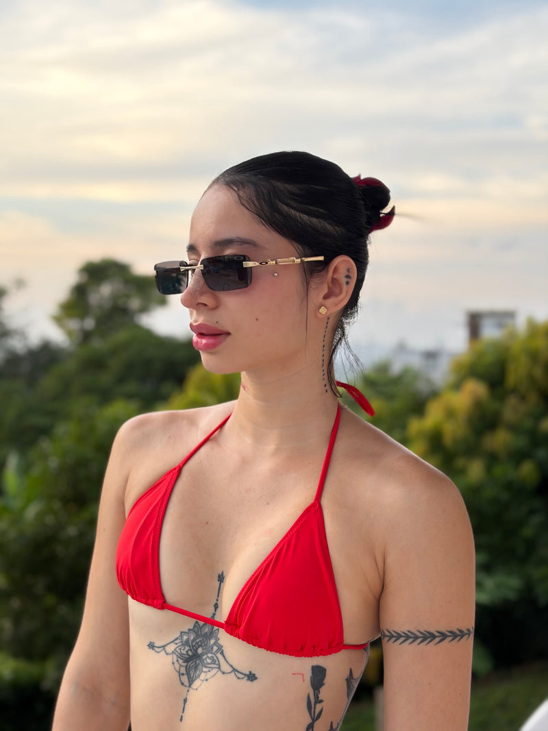 Modelo con gafas