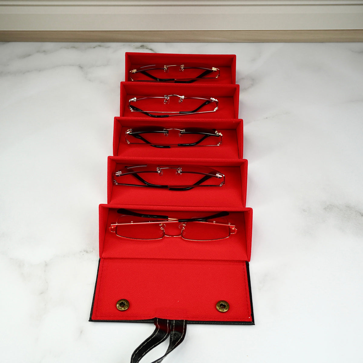 Estuche Coleccionista Becoming abierto con gafas